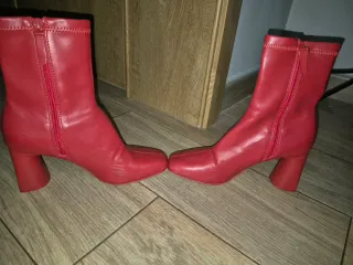 Botines rojos Stradivarius talla 37