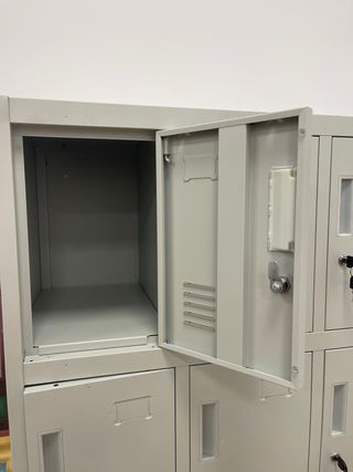 Armadio metallico grigio