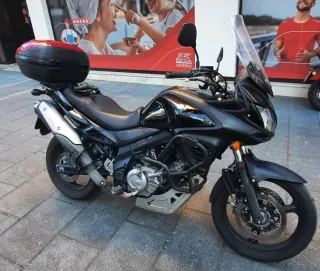 Suzuki V-Strom 650 Adventure Negra y Roja