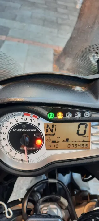 Suzuki V-Strom 650 Adventure Negra y Roja