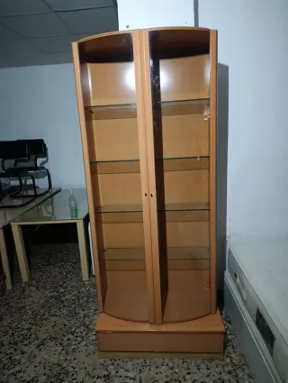 Vitrina de madera con cajón y cristal