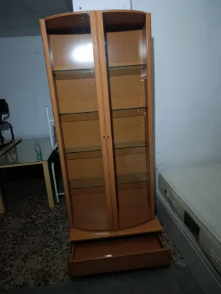 Vitrina de madera con cajón y cristal