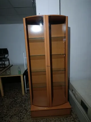 Vitrina de madera con cajón y cristal