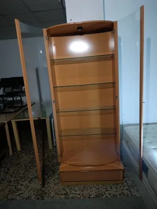 Vitrina de madera con cajón y cristal