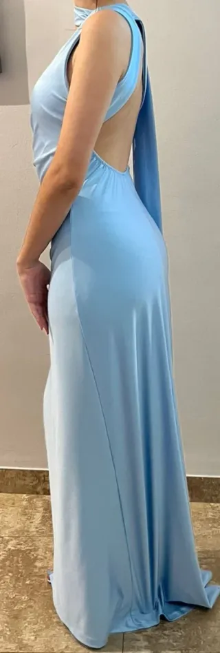 Vestido de fiesta azul con abertura