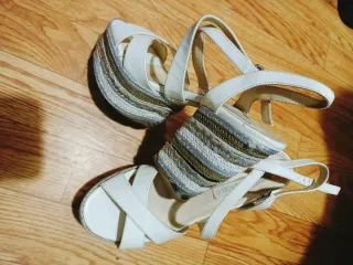 Tacones Paloma Barceló blancos y dorados