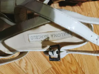 Tacones Paloma Barceló blancos y dorados