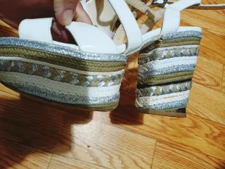 Tacones Paloma Barceló blancos y dorados