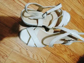 Tacones Paloma Barceló blancos y dorados