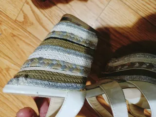 Tacones Paloma Barceló blancos y dorados