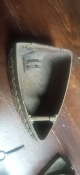 Plancha de hierro antigua con chimenea