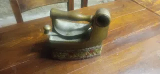 Plancha de hierro antigua con chimenea