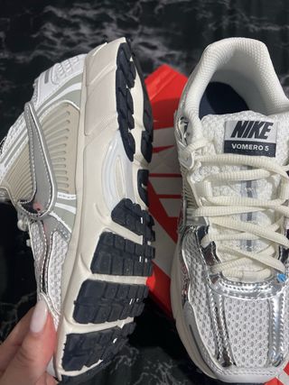 Nike Vomero 5 Plata y Blanco