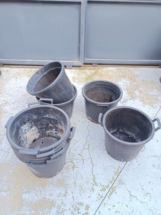 Macetas de plástico negras y grises