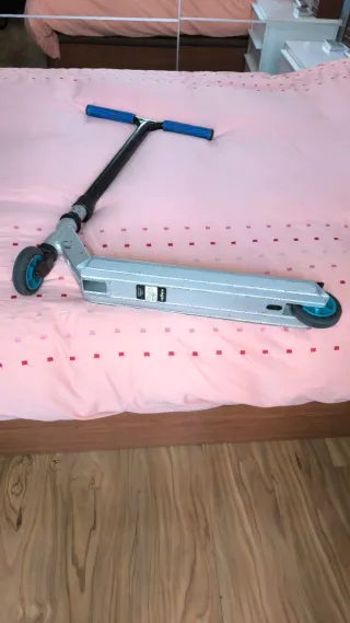 Patinete freestyle azul y negro