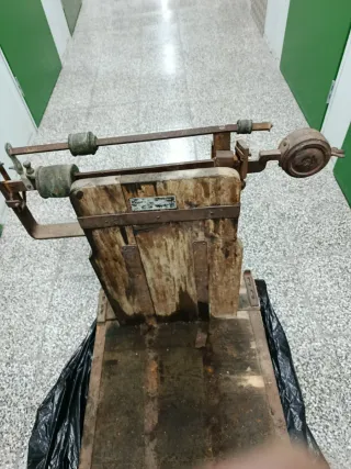 Báscula antigua de madera y metal