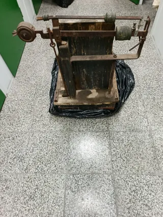 Báscula antigua de madera y metal