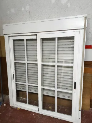 Ventana corredera aluminio blanca. 119x137cm