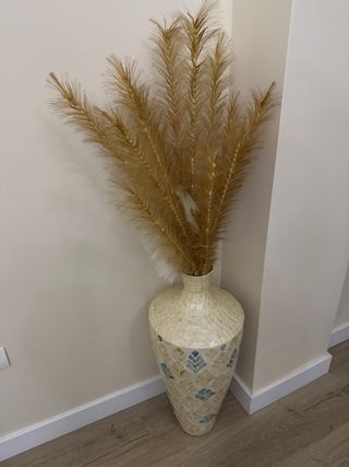 Jarrón Decorativo Beige con Flores Secas Doradas