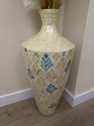 Jarrón Decorativo Beige con Flores Secas Doradas