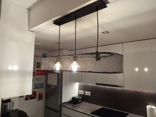 Lámpara de pie moderna, rejilla negra.