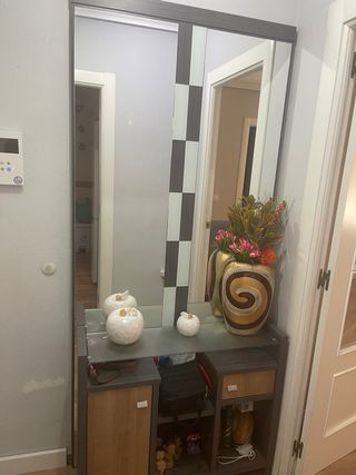 Mueble recibidor con espejo y un cojon