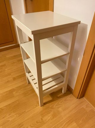 Estantería de madera blanca