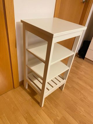 Estantería de madera blanca