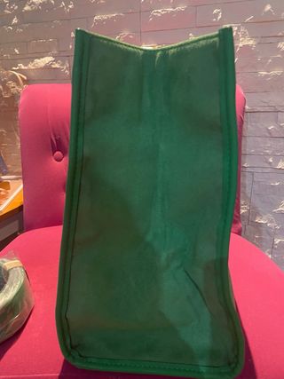 Borsa verde con manico in bambù