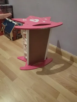 Cuna de juguete rosa con estrellas