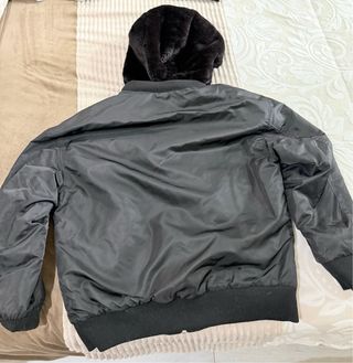 Chaqueta negra de hombre reversible con capucha