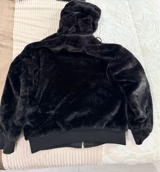 Chaqueta negra de hombre reversible con capucha