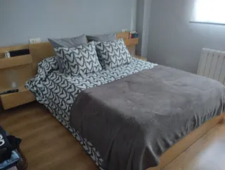 Cama con mesitas de noche de madera