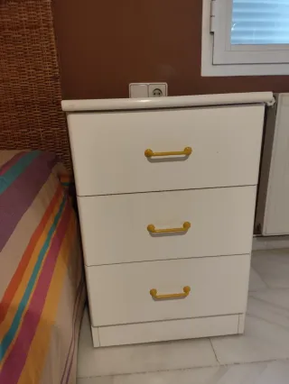Mesilla de noche blanca con tiradores amarillos