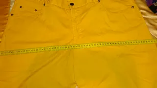 Pantalón vaquero mostaza