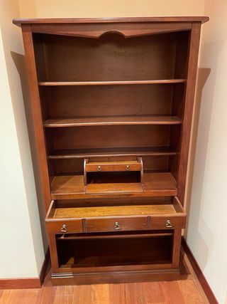Librería de madera con escritorio.