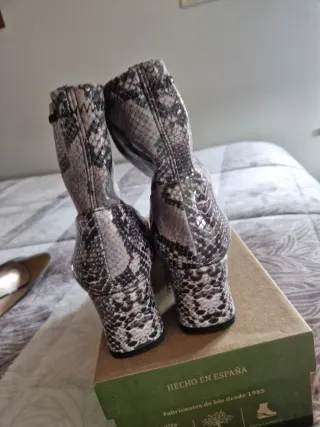 Botines de tacón con estampado de serpiente