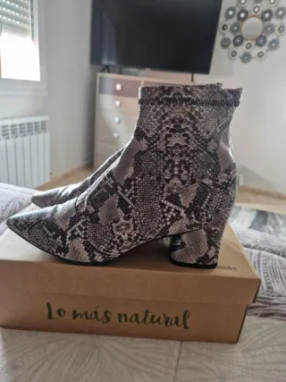 Botines de tacón con estampado de serpiente