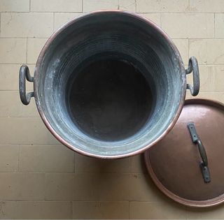 Pentola in rame con coperchio