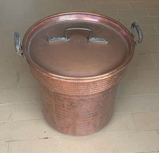 Pentola in rame con coperchio
