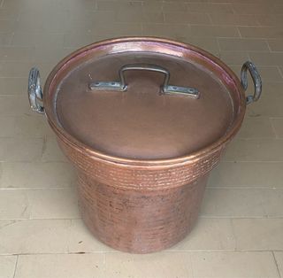 Pentola in rame con coperchio