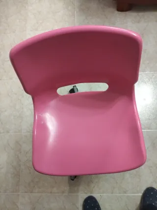Silla de escritorio rosa con ruedas