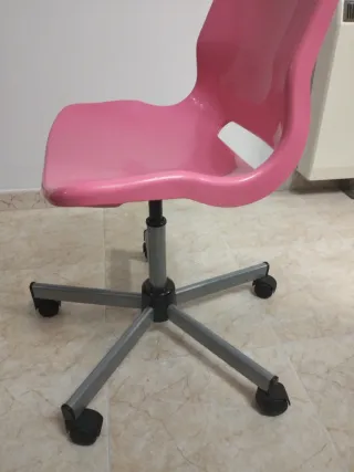 Silla de escritorio rosa con ruedas