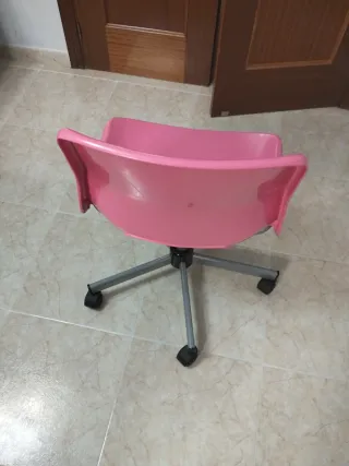 Silla de escritorio rosa con ruedas