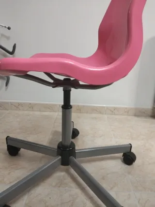 Silla de escritorio rosa con ruedas
