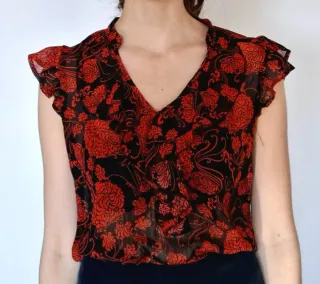 Blusa estampada flores roja y negra