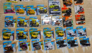 Lote Hot Wheels y más coches coleccionables