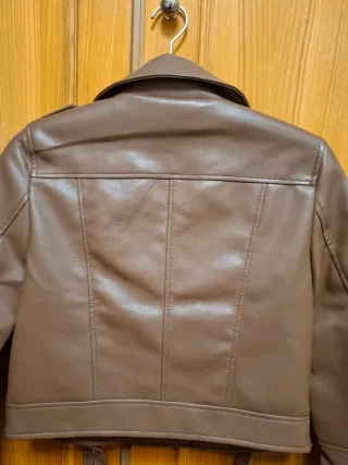 Chaqueta efecto piel Stradivarius marrón