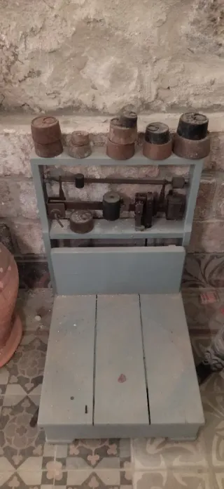 Báscula antigua madera y hierro