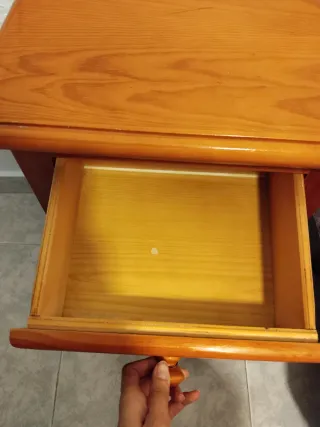 Mesita de noche de madera con 2 cajones